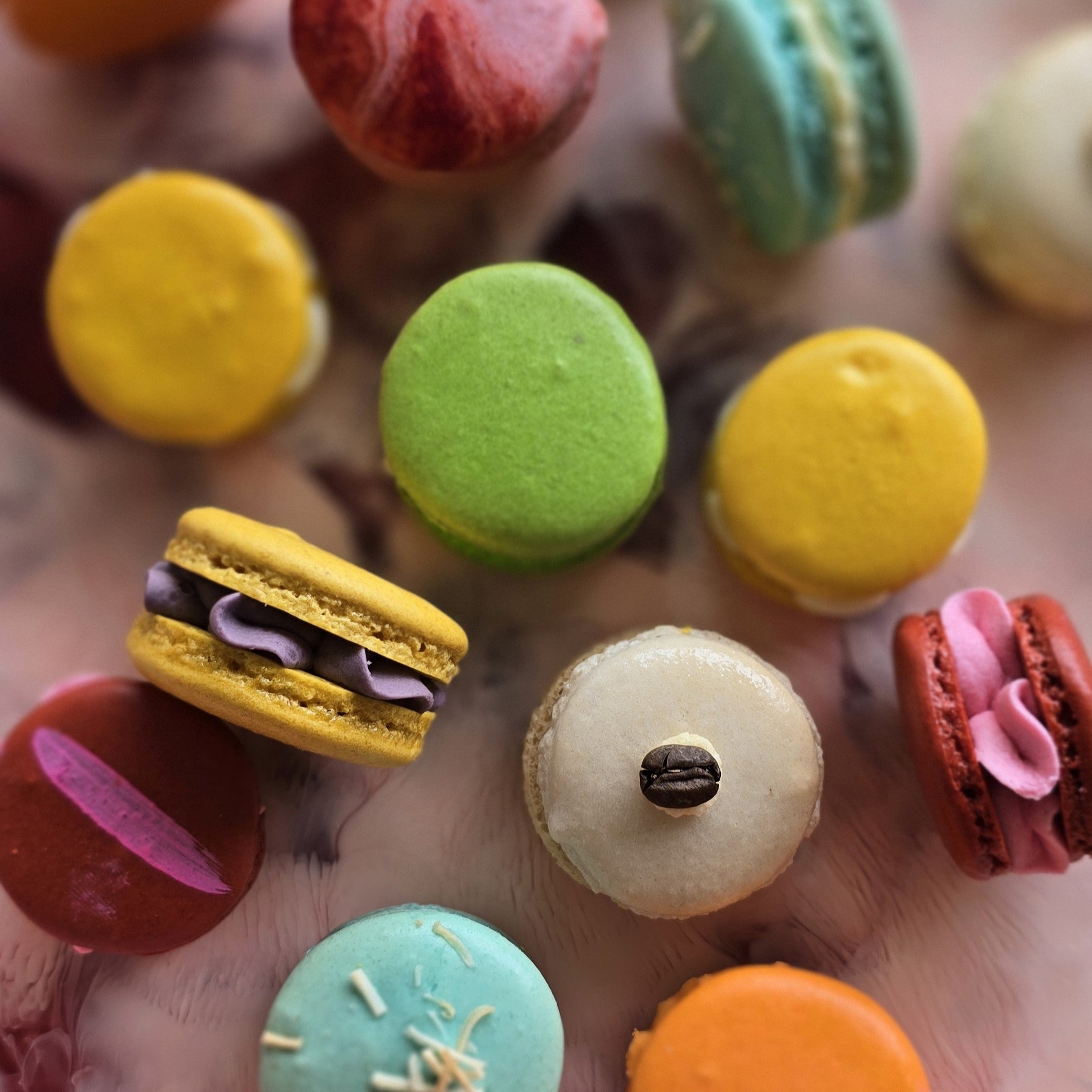 14 Mini Macarons