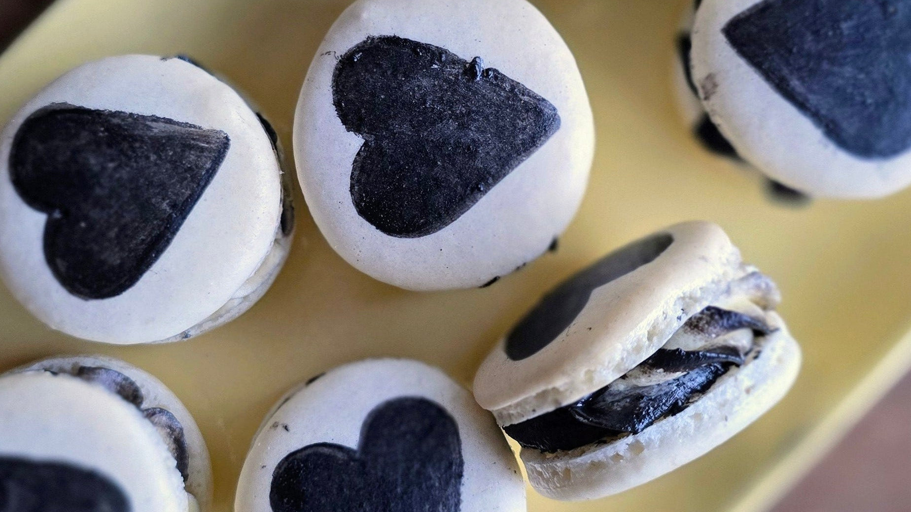12 Wedding/Party Macarons