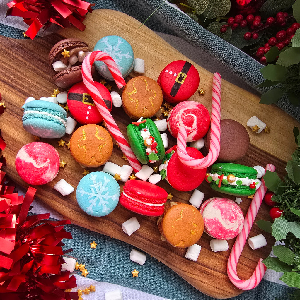 12 Christmas Macarons