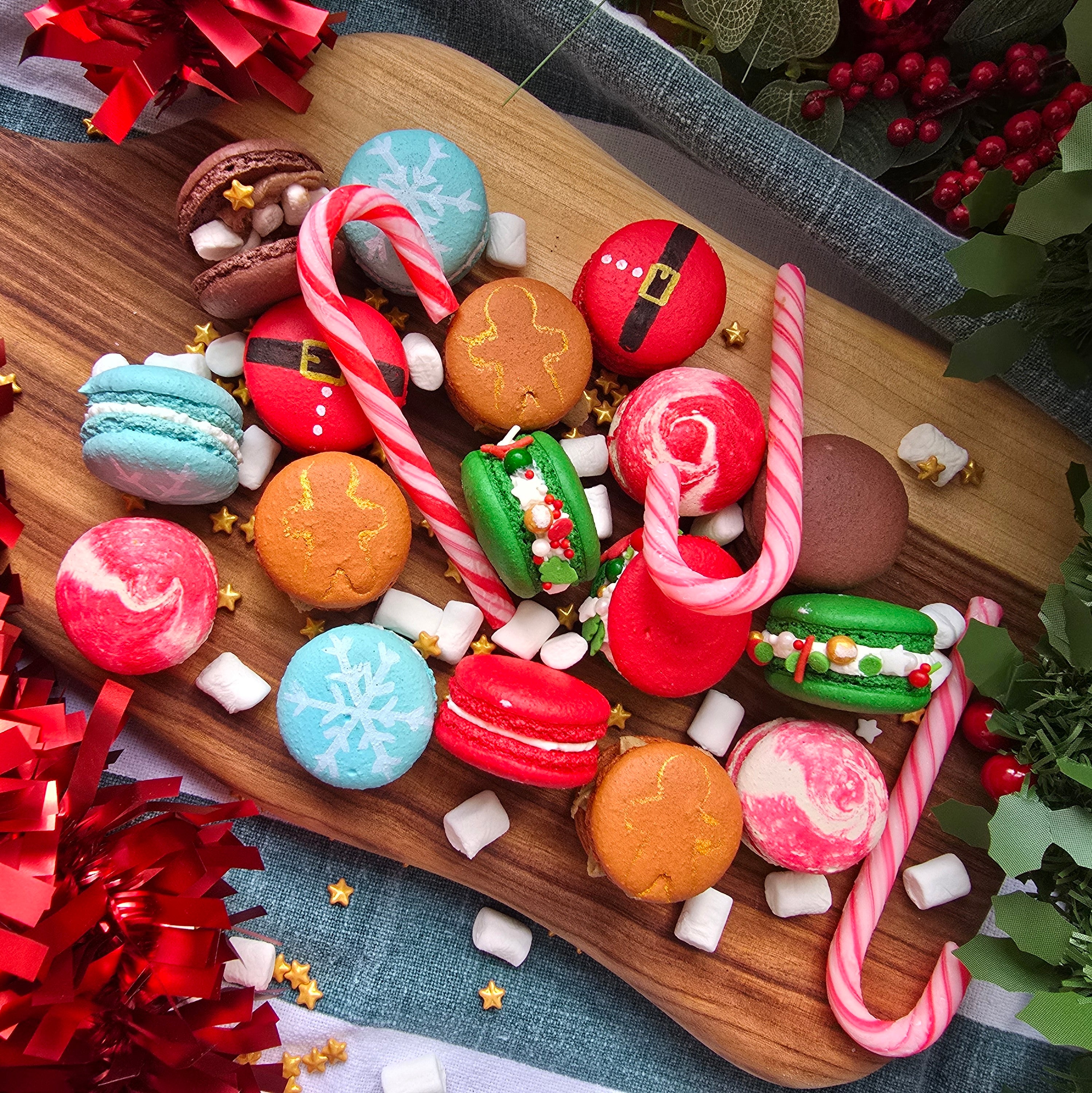 12 Christmas Macarons